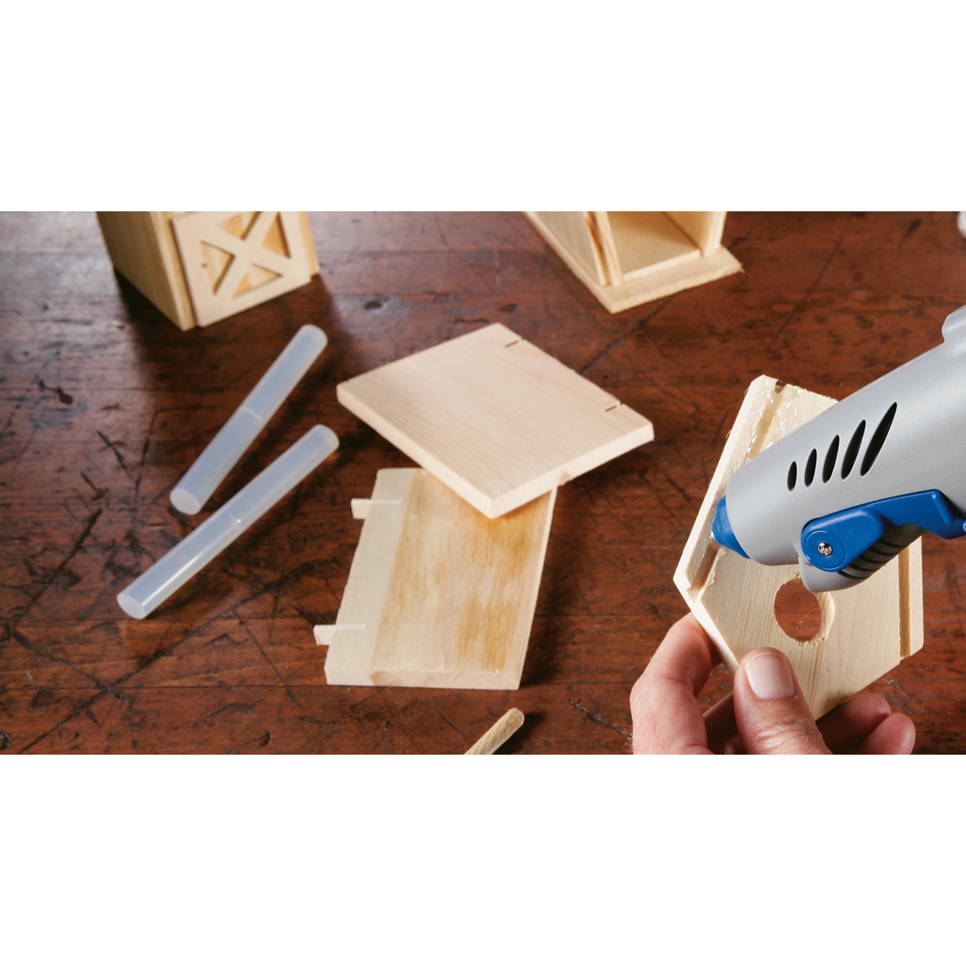 DREMEL® Heißklebepistole 930, 12 Farb-Klebestifte (7 mm), 6 Klebestifte (7 mm)