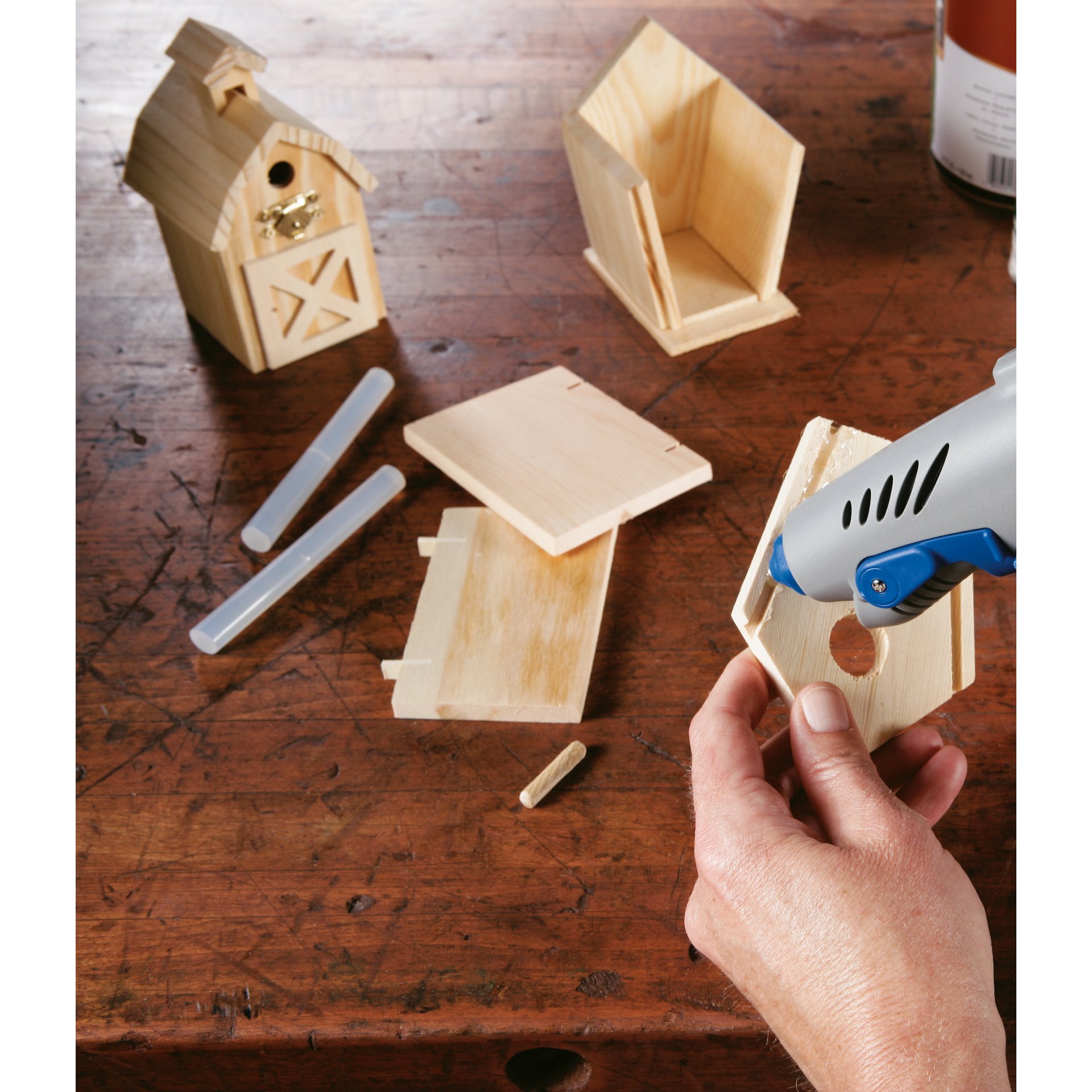 DREMEL® Heißklebepistole 930, 12 Farb-Klebestifte (7 mm), 6 Klebestifte (7 mm)