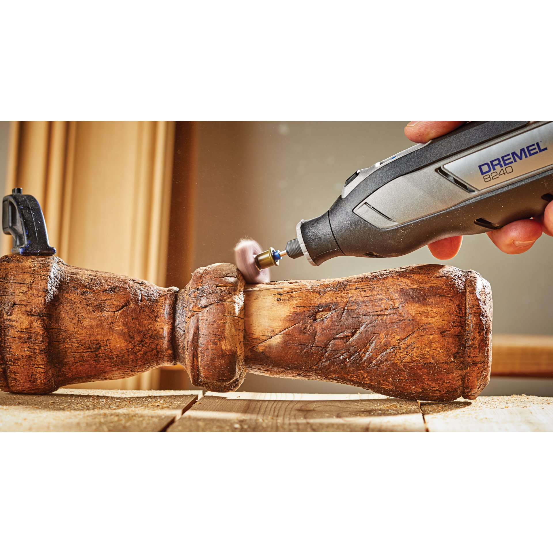 DREMEL® 8240, Kabelloses Multitool, 1 x 12-V-2-Ah-Akku), 65 Zubehöre