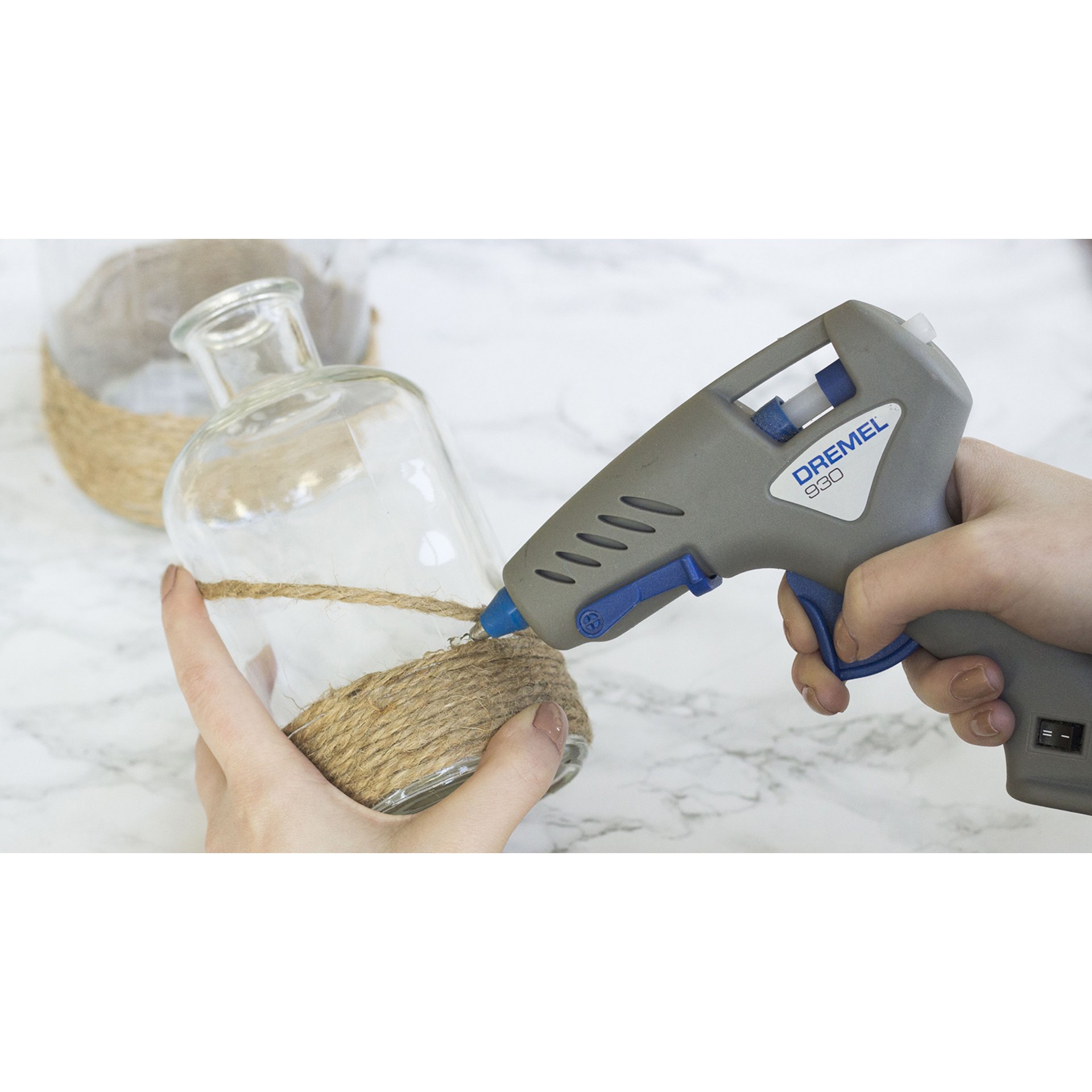 DREMEL® Heißklebepistole 930, 12 Farb-Klebestifte (7 mm), 6 Klebestifte (7 mm)